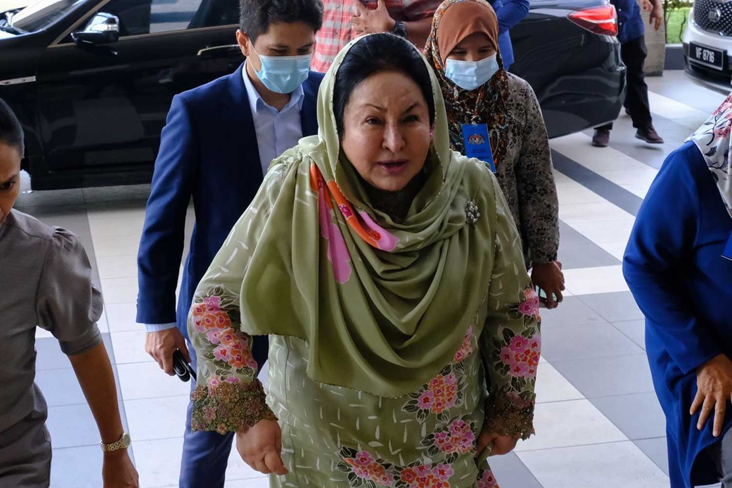 Mahkamah putuskan kerajaan tak boleh lucut hak barang kemas milik Rosmah